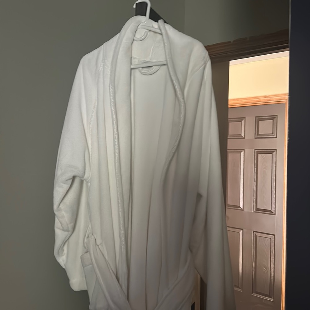 Hammacher Schlemmer bath robe white color